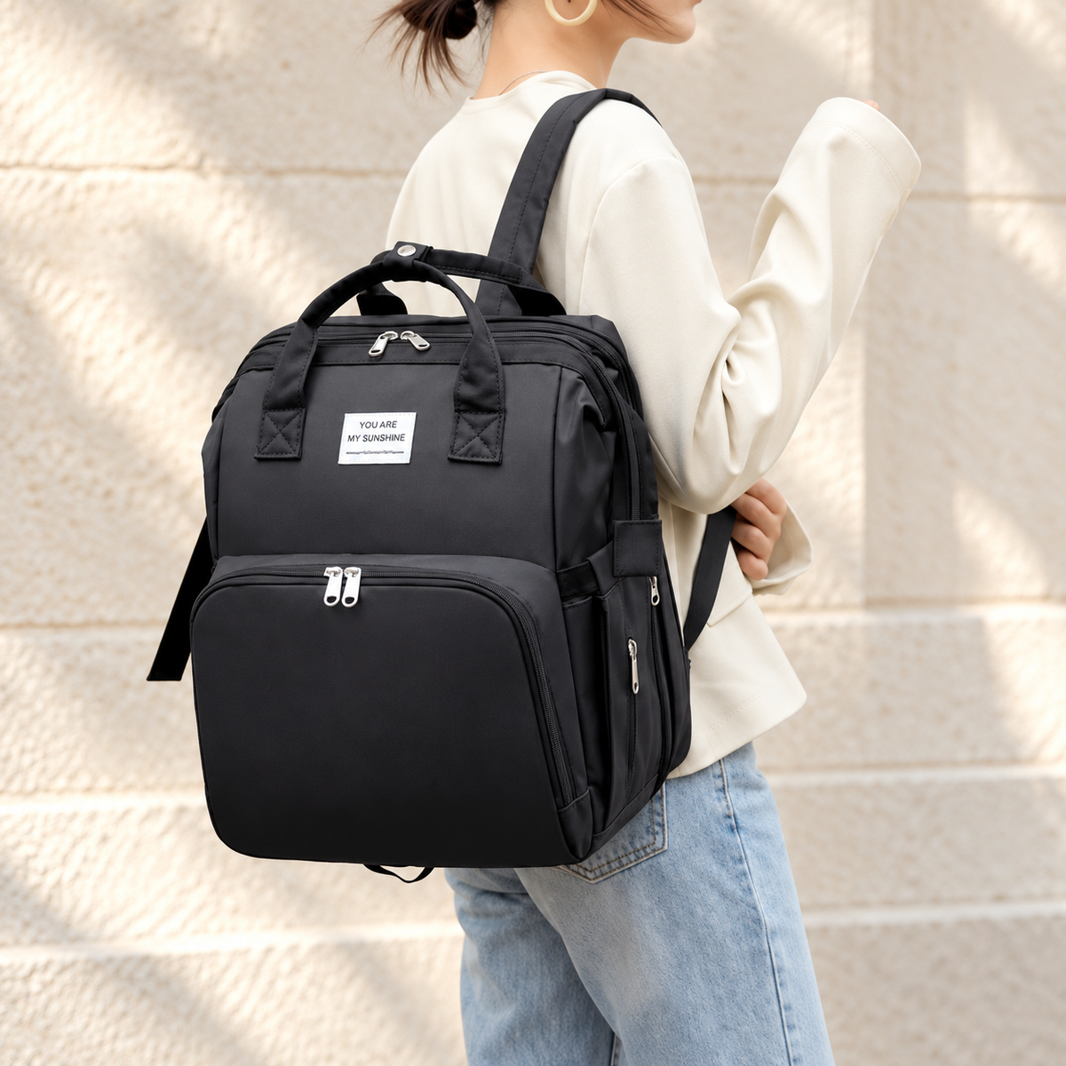 Mochila negra puesta