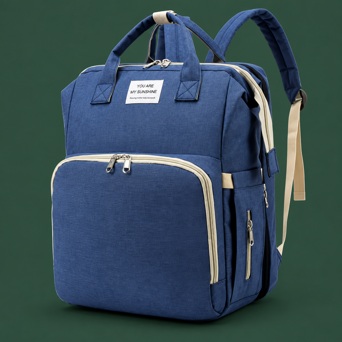 Mochila azul sobre fondo verde bosque