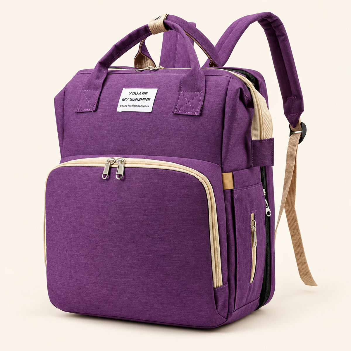 Mochila morada sobre fondo crema