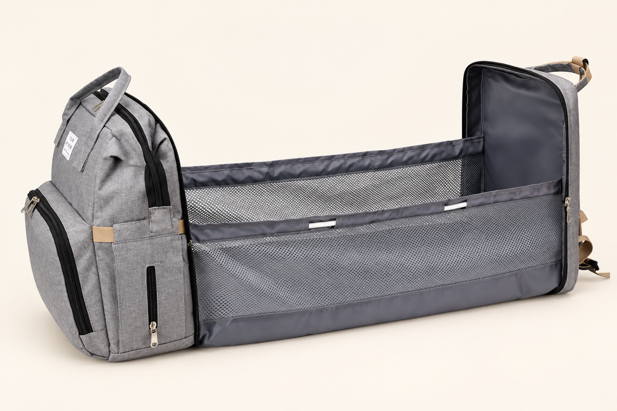 Mochila gris con la zona desplegable para cambiar el pañal