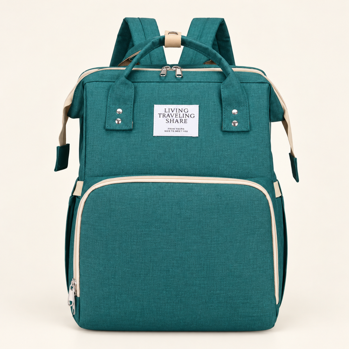Mochila verde con etiqueta LIVING TRAVELING SHARE