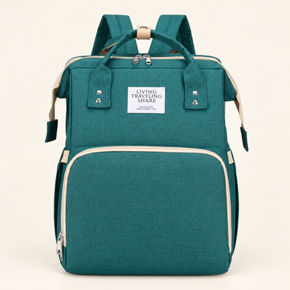 Mochila verde con etiqueta LIVING TRAVELING SHARE